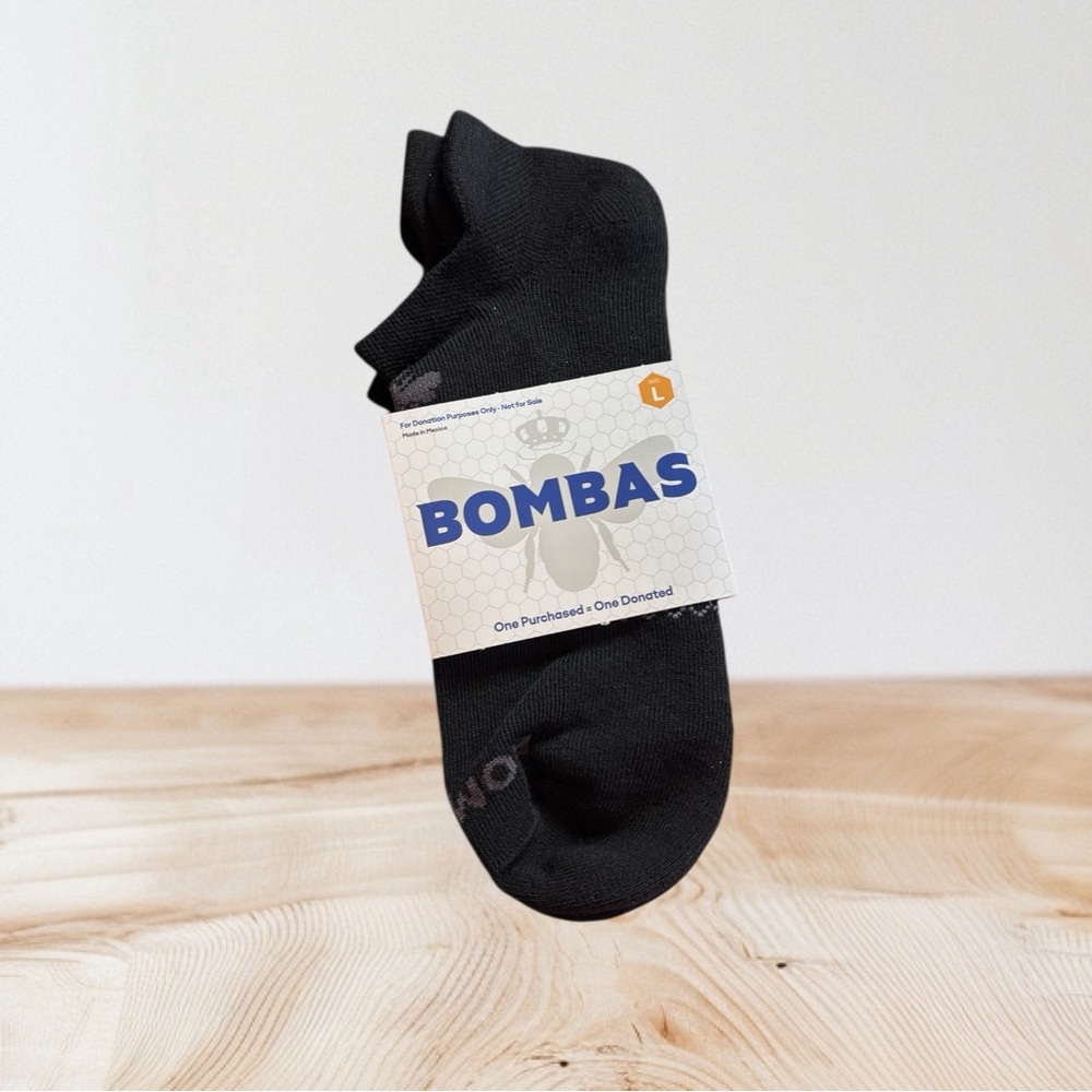 GIVEAWAY Bombas Black Ankle Socks Size Large